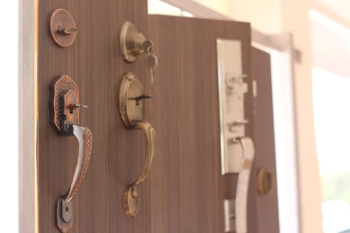 Cerrajería llaves Barranquilla cerradura en puerta de madera
